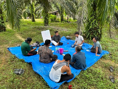 Smallholder farmers take part in a sustainability training session in Subulussalam, Aceh, Indonesia to promote good agricultural practices and responsible palm oil production. Smallholder farmers take part in a sustainability training session in Subulussalam, Aceh, Indonesia to promote good agricultural practices and responsible palm oil production.