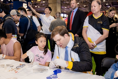 Participants in the Community Basketball Carnival at NBA HOUSE Sunday enjoy a series of basketball-themed carnival experiences and family-friendly activities, fostering meaningful exchanges among community stakeholders while promoting the inclusive power of sports. With around 200 people participating, the event brought together a line-up of sports icons, including NBA legend Chris Bosh, together with Sands Global Ambassador Sir David Beckham, China women’s basketball national team player Zhang Ziyu, and China short track speed skating Olympic gold medalist Wang Meng, alongside members of Macau Special Olympics, families from Macao’s social service organisations, executives from Las Vegas Sands and Sands China, and Sands Cares Ambassadors.
