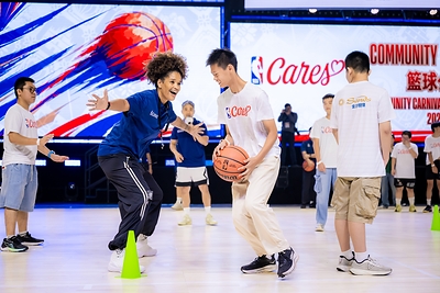 An NBA coach leads a basketball clinic, guiding a group of MSO members through basketball skills training at the Community Basketball Carnival during the Impact Week. Through demonstrations and personalized instruction, she helped participants enhance their basketball skills while encouraging them to challenge themselves, building self-confidence and fostering a spirit of inclusion in the process. An NBA coach leads a basketball clinic, guiding a group of MSO members through basketball skills training at the Community Basketball Carnival during the Impact Week. Through demonstrations and personalized instruction, she helped participants enhance their basketball skills while encouraging them to challenge themselves, building self-confidence and fostering a spirit of inclusion in the process.