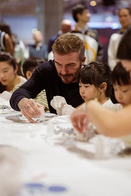 Following his participation in the Impact Week last year, Sands Global Ambassador Sir David Beckham engages with families from Macao’s social service organisations, including the Macau Tung Sin Tong Charitable Society, the Macao Federation of Trade Unions, the General Union of Neighbourhood Associations of Macau, and The Women’s General Association of Macau. Alongside families of Sands China team members and Sands Cares Ambassadors, they took part in family-friendly activities, sharing joy and laughter together. Following his participation in the Impact Week last year, Sands Global Ambassador Sir David Beckham engages with families from Macao’s social service organisations, including the Macau Tung Sin Tong Charitable Society, the Macao Federation of Trade Unions, the General Union of Neighbourhood Associations of Macau, and The Women’s General Association of Macau. Alongside families of Sands China team members and Sands Cares Ambassadors, they took part in family-friendly activities, sharing joy and laughter together.