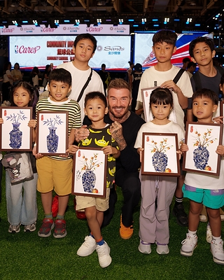 Following his participation in the Impact Week last year, Sands Global Ambassador Sir David Beckham engages with families from Macao’s social service organisations, including the Macau Tung Sin Tong Charitable Society, the Macao Federation of Trade Unions, the General Union of Neighbourhood Associations of Macau, and The Women’s General Association of Macau. Alongside families of Sands China team members and Sands Cares Ambassadors, they took part in family-friendly activities, sharing joy and laughter together. Following his participation in the Impact Week last year, Sands Global Ambassador Sir David Beckham engages with families from Macao’s social service organisations, including the Macau Tung Sin Tong Charitable Society, the Macao Federation of Trade Unions, the General Union of Neighbourhood Associations of Macau, and The Women’s General Association of Macau. Alongside families of Sands China team members and Sands Cares Ambassadors, they took part in family-friendly activities, sharing joy and laughter together.