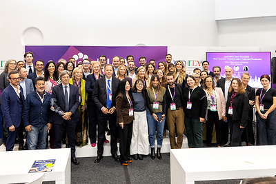 OperaWine 2027 producers with Alison Napjus and Bruce Sanderson, Wine Spectator Senior Editors; Matteo Zoppas, ITA President; Federico Bricolo, Veronafiere President, Giovanni Sacripante, General Manager of Veronafiere; Stevie Kim, Vinitaly Managing Partner, in New York.