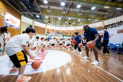 NBA legend Mitch Richmond and NBA coaches conduct a basketball clinic for the boys’ basketball teams from Yuet Wah College and Colégio Dom Bosco (Yuet Wah), winners of their divisions’ championship in this year’s Inter-School Basketball Competition in Macao – inspiring and encouraging the young students through hands-on coaching and technical demonstrations.
