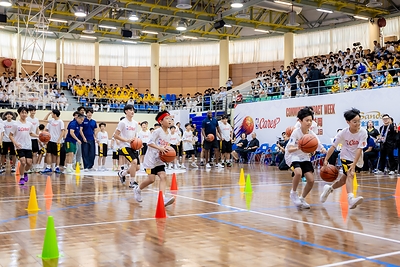 NBA legend Mitch Richmond and NBA coaches conduct a basketball clinic for the boys’ basketball teams from Yuet Wah College and Colégio Dom Bosco (Yuet Wah), winners of their divisions’ championship in this year’s Inter-School Basketball Competition in Macao – inspiring and encouraging the young students through hands-on coaching and technical demonstrations.