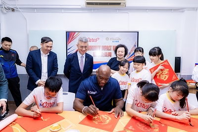 Beyond basketball exchange, School Day featured meaningful cultural exchange between East and West. Accompanied by teachers and students at the school, NBA legend Mitch Richmond participates in a Chinese calligraphy session, learning firsthand the techniques of brushwork and ink application while gaining a deeper appreciation of the richness of Chinese culture.
