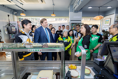 Representatives from Fuhong Society of Macau lead guests on a tour of Happy Kitchen, introducing the social enterprise’s vision, operational model, and daily operations. Representatives from Fuhong Society of Macau lead guests on a tour of Happy Kitchen, introducing the social enterprise’s vision, operational model, and daily operations.