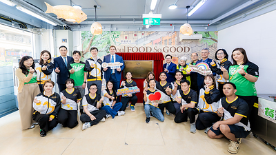 Executives from Las Vegas Sands and Sands China, and Fuhong representatives officiate a plaque unveiling ceremony at Health and Wellness Day to mark the official launch of the Happy Kitchen social enterprise. The initiative underscores both parties’ shared commitment to fostering social inclusion and creating equal opportunities for individuals in need to engage with society and unleash their potential.