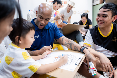 Guests join members of the Sheng Kung Hui Macau Social Services Coordination Office and Bosco Youth Service Network, as well as Sands Cares Ambassadors, to take part in a series of wellness workshops for Health and Wellness Day, including a singing bowl experience and drawing sessions. By engaging in creative activities and meaningful interactions, they promoted mental well-being while experiencing the warmth of care and companionship.