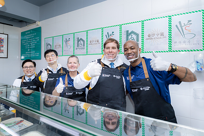 NBA legends Stephon Marbury and Cuttino Mobley join executives from Las Vegas Sands and Sands China, Sands Cares Ambassadors, and Fuhong members to assemble and distribute boxed lunches at Health and Wellness Day, delivering care and warm wishes to local elderly residents and community members in need. The initiative will benefit a total of 1,500 individuals. NBA legends Stephon Marbury and Cuttino Mobley join executives from Las Vegas Sands and Sands China, Sands Cares Ambassadors, and Fuhong members to assemble and distribute boxed lunches at Health and Wellness Day, delivering care and warm wishes to local elderly residents and community members in need. The initiative will benefit a total of 1,500 individuals.