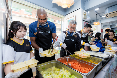 NBA legends Stephon Marbury and Cuttino Mobley join executives from Las Vegas Sands and Sands China, Sands Cares Ambassadors, and Fuhong members to assemble and distribute boxed lunches at Health and Wellness Day, delivering care and warm wishes to local elderly residents and community members in need. The initiative will benefit a total of 1,500 individuals. NBA legends Stephon Marbury and Cuttino Mobley join executives from Las Vegas Sands and Sands China, Sands Cares Ambassadors, and Fuhong members to assemble and distribute boxed lunches at Health and Wellness Day, delivering care and warm wishes to local elderly residents and community members in need. The initiative will benefit a total of 1,500 individuals.