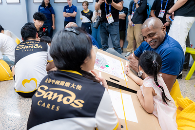 Guests join members of the Sheng Kung Hui Macau Social Services Coordination Office and Bosco Youth Service Network, as well as Sands Cares Ambassadors, to take part in a series of wellness workshops for Health and Wellness Day, including a singing bowl experience and drawing sessions. By engaging in creative activities and meaningful interactions, they promoted mental well-being while experiencing the warmth of care and companionship. Guests join members of the Sheng Kung Hui Macau Social Services Coordination Office and Bosco Youth Service Network, as well as Sands Cares Ambassadors, to take part in a series of wellness workshops for Health and Wellness Day, including a singing bowl experience and drawing sessions. By engaging in creative activities and meaningful interactions, they promoted mental well-being while experiencing the warmth of care and companionship.