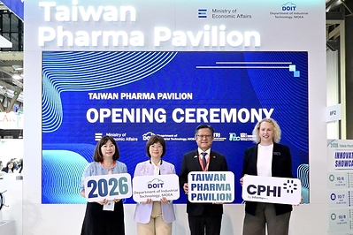 From left to right: Patty Wang, President of the Medical and Pharmaceutical Industry Technology and Development Center; Dr. Maggie Lu, Vice President and General Director of the Biomedical Technology and Device Research Laboratories, ITRI; Riccardo Tsan-Nan Lin, Director General of the Taipei Representative Office in Milan; Anne Schumacher, Group Director of Events and Business Development of Informa Markets