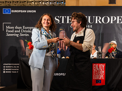 Nadia Loddo, Agriculture Counsellor at the Delegation of the European Union to the United States, awarding the competition winner, Mishka Murphy