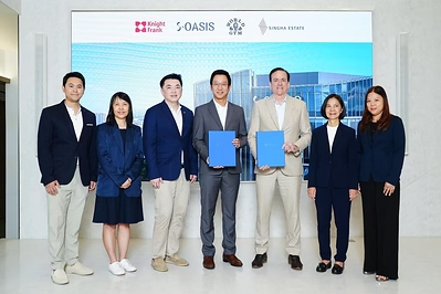 John Caraccio, President, World Gym Corporation and Chairath Sivapornpan, CEO of Singha Estate holding contract.